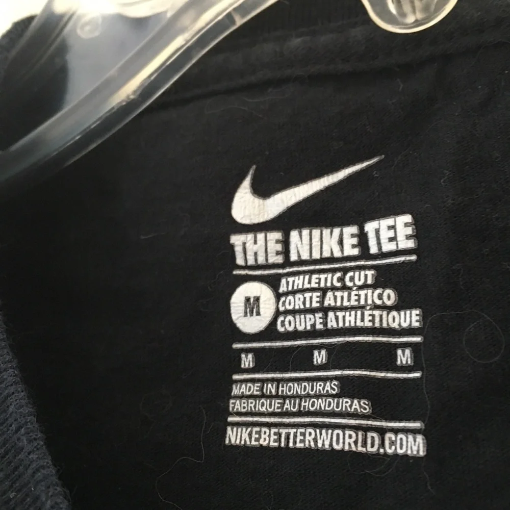 FINAL MARKDOWN Girls Nike tee medium